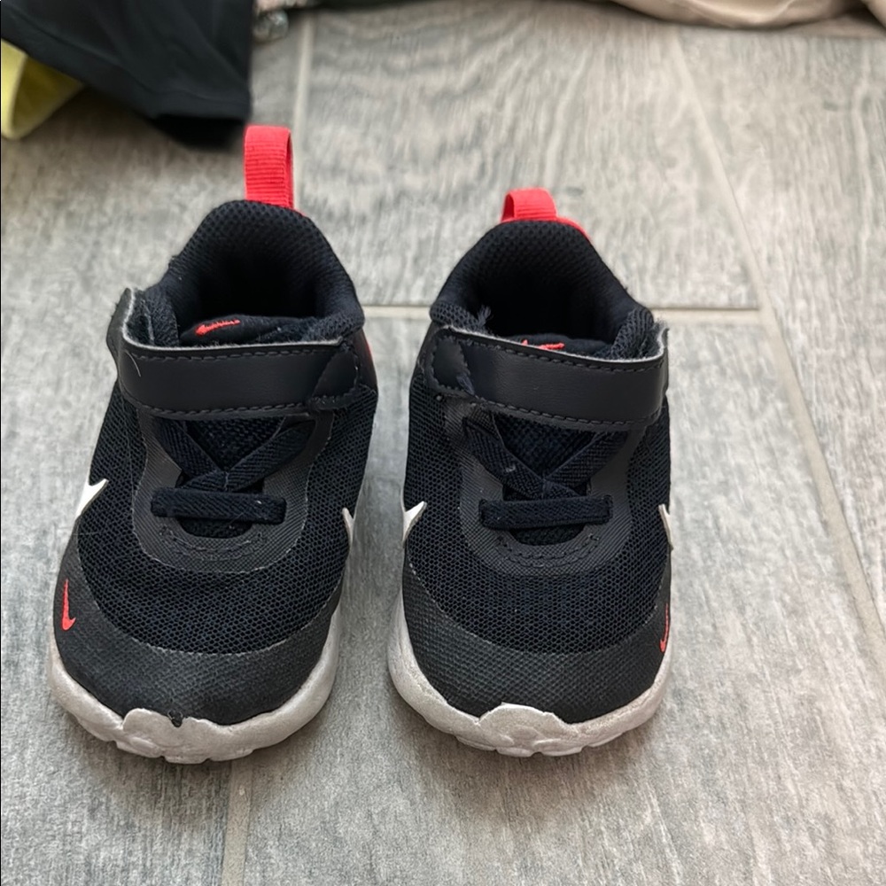 Nike Walker Black and Red Sneakers